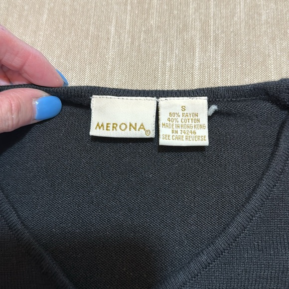 Merona Women’s long sleeve black, v-neck and button up thin sweater. Size Small - Picture 4 of 7
